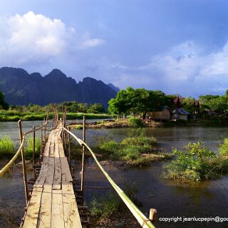 DSCN0342 Bridge over the Nam Song river